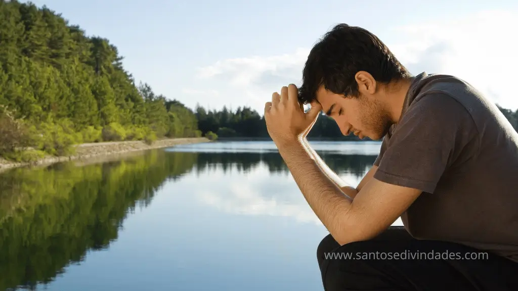 Pessoa orando refletindo sobre significado espiritual de sonhar com peixes